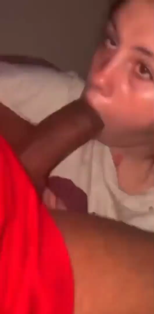 Esta morrita pone los cuernos y no se puede resistir de mamar una enorme vergota NEGRA y LARGA
