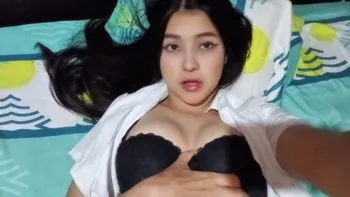 Chica universitaria caliente masturbándose después de clase ( CASERO REAL)